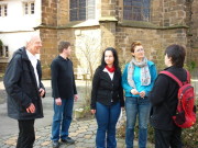 Foto: Im Gespräch mit Steffi, die in der Kirche ehrenamtlich tätig ist.