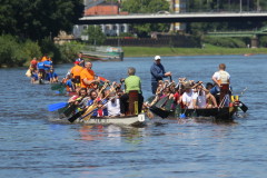 Die vier Drachenboote des Rennens