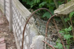 Die kaputte Grenzmauer eines MIndener Brachengrundstücks