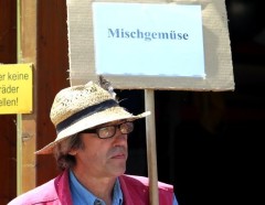 Karl-Heinz mit Teamschild Mischgemüse